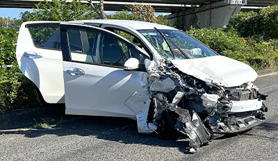 事故で損傷した車